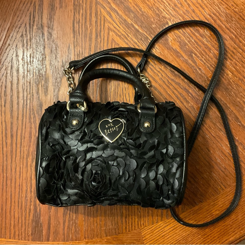 Adorable Betsy Johnson Frilly Black 🌹 Petal Heart Silver Hardware & Chain bag!
